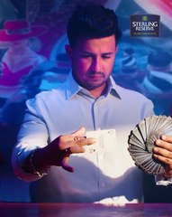 हातात काच, डोळ्यात राग… रेल्वे स्थानकावर माथेफिरूने काय केले ?