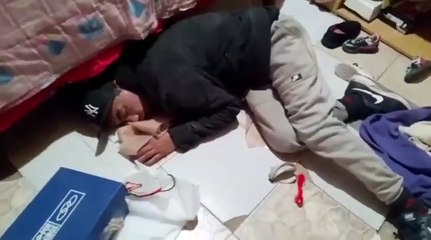 Entró a robar y se quedó dormido en el piso, roncando: el video del ladrón es furor en redes