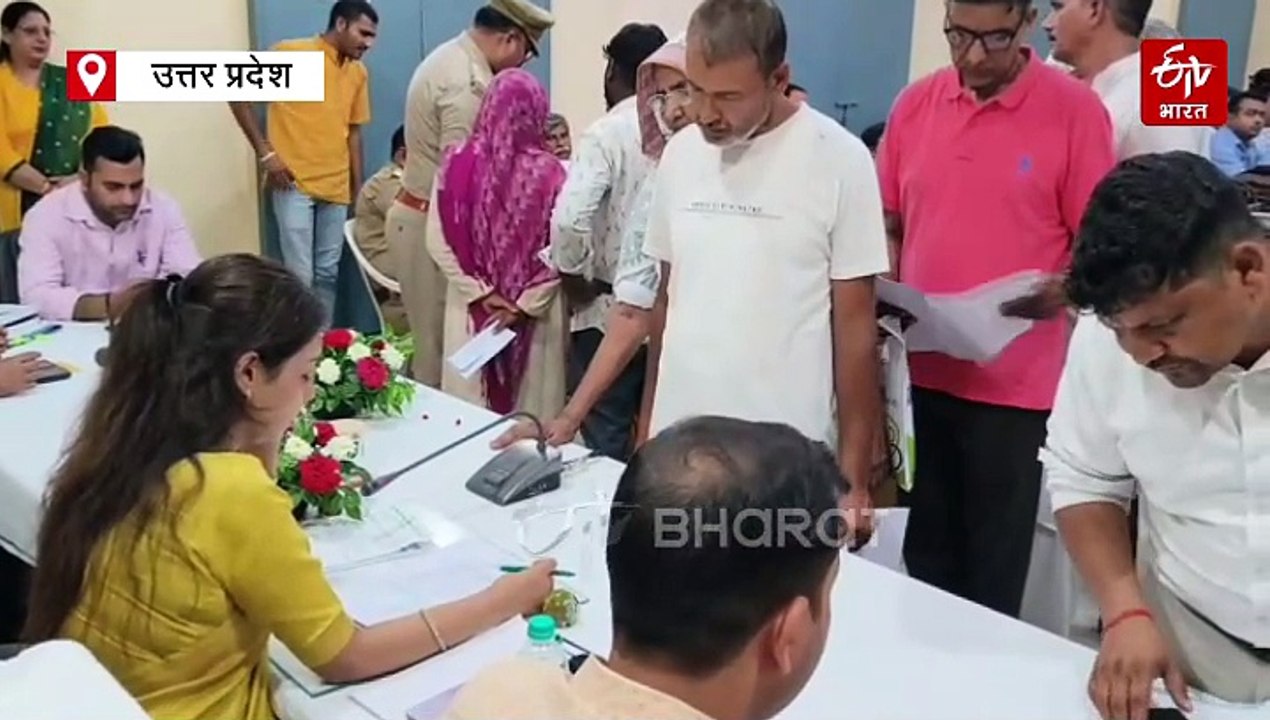 ये कैसा समाधान दिवस? बागपत में फरियाद सुनने के बजाय अफसर मोबाइल देखने में रहे मगशूल