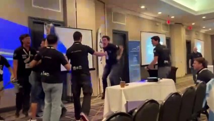 Momento de celebración de los y las alumnas del Instituto Tecnológico Buenos Aires