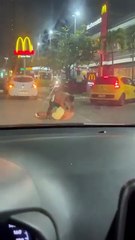 Pau quebrou! Homens se atracam no meio do trânsito em famosa avenida de Salvador