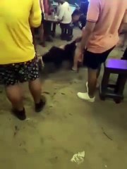 Hondureñas pelean en plena playa de Puerto Cortés