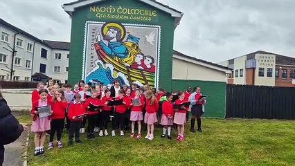Dana and St Eugene's NS pupils sing 'All Kinds of Everything' at mural dedicated to St. Colmcille