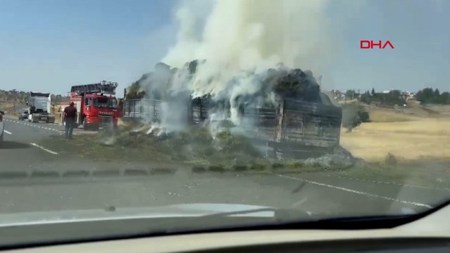 Mardin'de saman yüklü TIR, alev alarak yandı