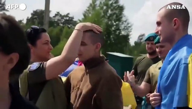 Scambio di prigionieri di guerra tra Russia e Ucraina: le scene di giubilo