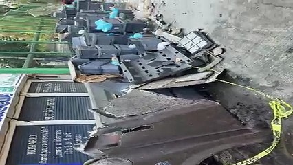 Camión cargado con varias toneladas de pollo volcó en Circuito Interior