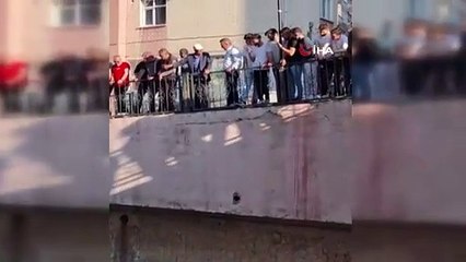 Çaya düşen topunu almak isterken mahsur kalan çocuğu itfaiye kurtardı