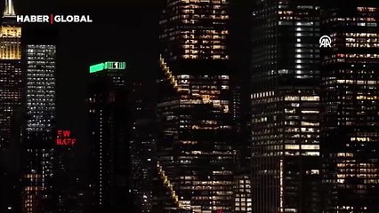 Gökdelenler arasında beliren "Çilek dolunayı" büyüledi