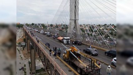 Investigan causas del colapso de postes en el puente de la 17