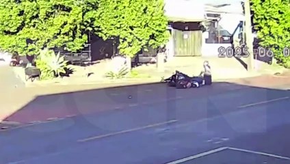 Câmera registra acidente entre Motocicleta e Patinete na Avenida Tito Muffato