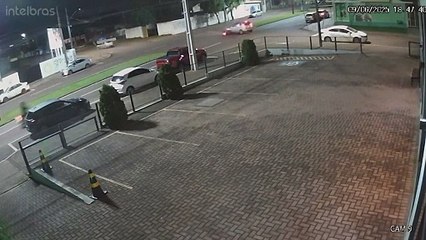 Motociclista envolvido em acidente na Av. Brasil não tinha CNH, aponta PM; veja por outro ângulo a batida