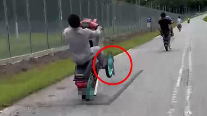 摩托特技表演失控！年轻人原地起飞摔倒，场面惊险🚨