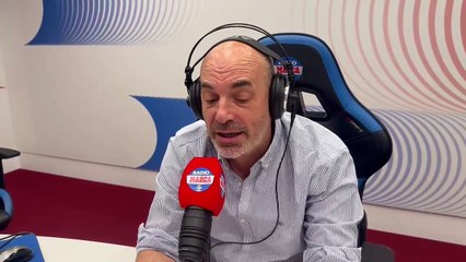 Varela le echa un ojo a la tablet de Xabi Alonso