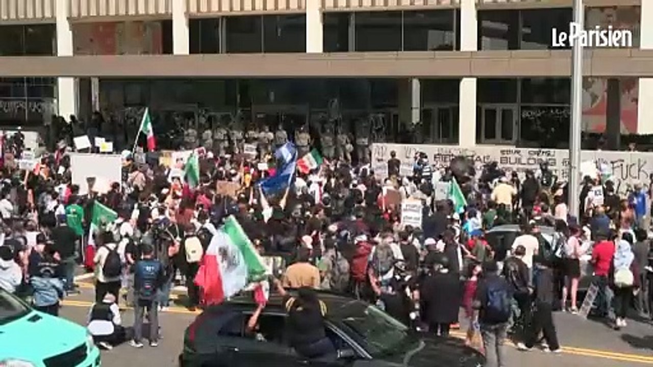 Los Angeles : des manifestants et la Garde nationale devant le bâtiment fédéral