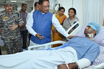 अस्पताल पहुंचकर नक्सल घटना में घायल जवानों से की मुलाकात