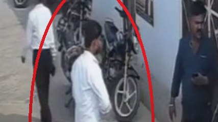 CCTV: 26 साल का वकील चलते- चलते अचानक गिरा और हो गई मौत