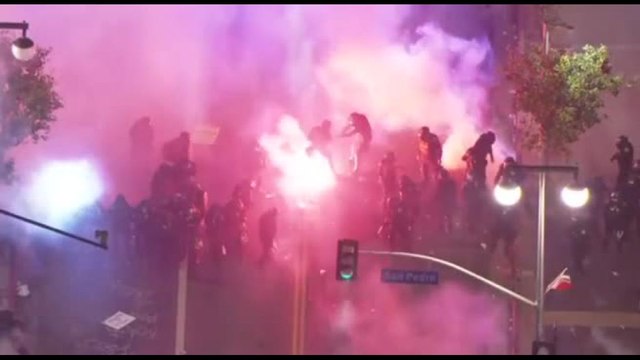 Violenti scontri tra manifestanti americani e polizia a Los Angeles