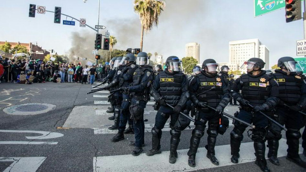 Trump schickt mehr Truppen nach Los Angeles - Staatsanwalt klagt gegen Trump