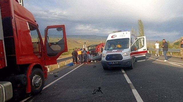Kars’ta TIR ile otomobil çarpıştı: 1 ölü, 2 yaralı