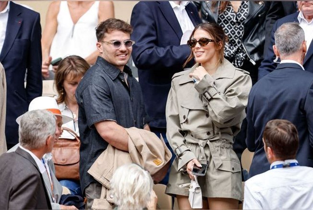 Iris Mittenaere fait sensation dans une robe-trench aux côtés d’Antoine Dupont