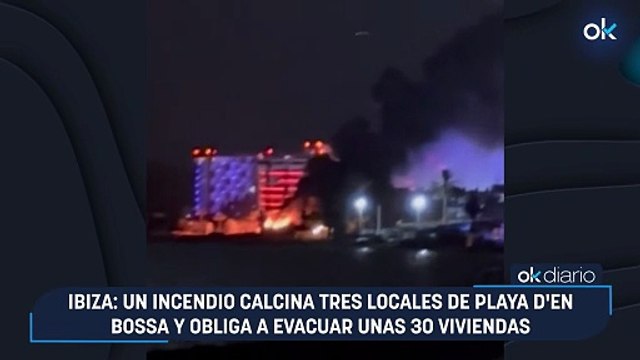 Ibiza: Un incendio calcina tres locales de Playa d'en Bossa y obliga a evacuar unas 30 viviendas