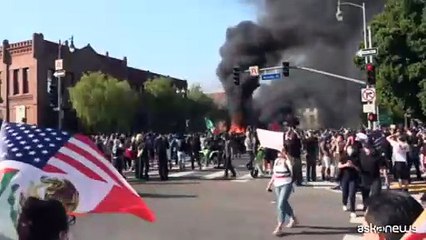 Bruciate auto di Waymo durante protesta sull'immigrazione a L.A.