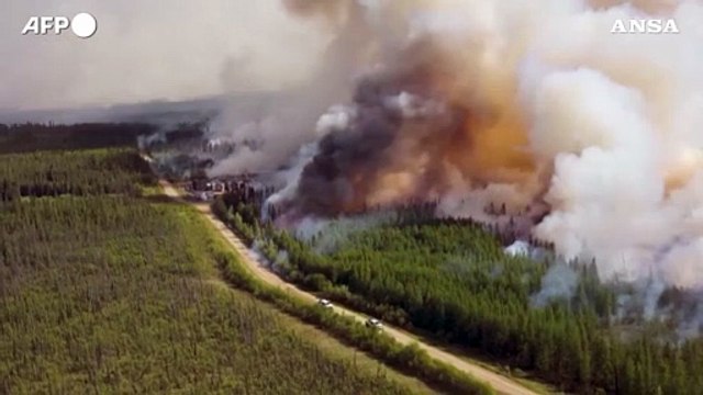 Incendi in Canada, bruciati oltre 20mila ettari di bosco a Kiskatinaw