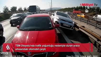 Trafikte duran araca arkasındaki otomobilin çarpması kamerada