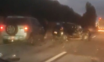 Acidente entre dois carros e uma carreta complica trânsito na BR-381