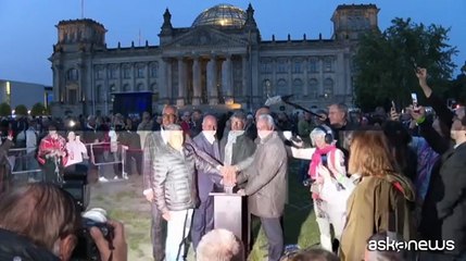 A Berlino ricreato, 30 anni dopo, il "Reichstag impacchettato" di Christo