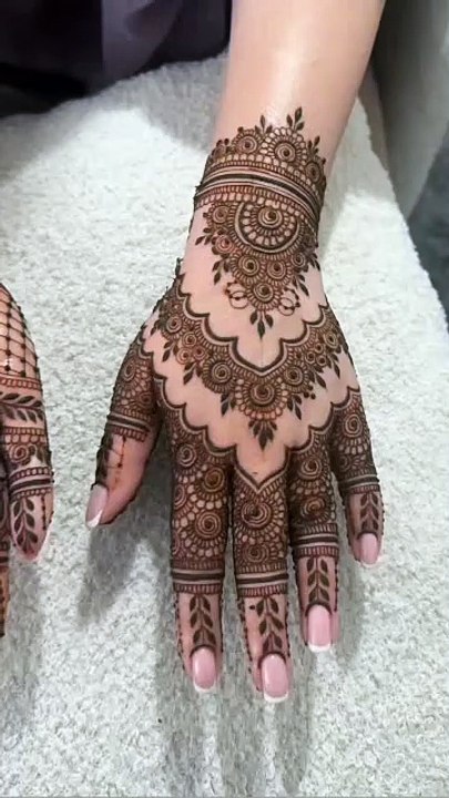 back hand mehndi design