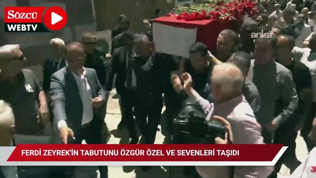 Ferdi Zeyrek'in cenaze namazına getirilen tabutunu Özgür Özel ve sevenleri taşıdı