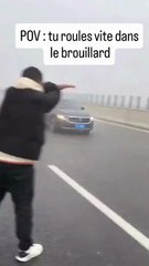 Ils roulent vite en plein brouillard, ça finit mal
