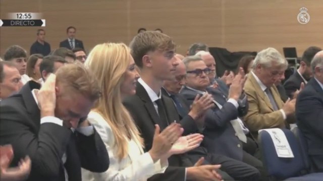 No van a adivinar las primeras palabras de Huijsen cuando sube al atril: todos a risas