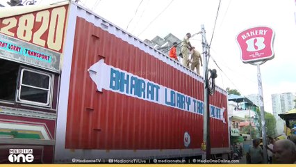 എറണാകുളത്ത് റെയിൽവേ ക്രോസ് ബാറിൽ കുടുങ്ങി കണ്ടെയ്നർ ലോറി