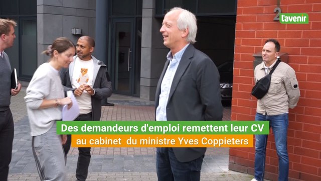 Des demandeurs d'emploi remettent leur CV au cabinet du ministre Yves Coppieters