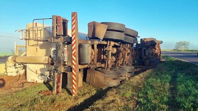 Muita neblina: Caminhão sai da pista e tomba na BR-163, em Cascavel