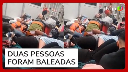 Passageiros do BRT se abaixam para se proteger de intenso tiroteio no Rio de Janeiro