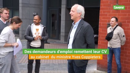 Des demandeurs d'emploi ont remis leur CV au cabinet d'Yves Coppieters