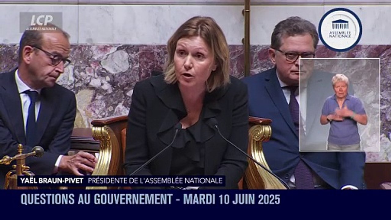 Regardez la minute de silence qui a été observée à l'Assemblée Nationale en hommage à la surveillante tuée dans un collège en Haute-Marne et aux deux pompiers décédés dans l'Aisne