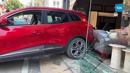 Edirne'de geri viteste bırakılan park halindeki otomobil mobilya dükkanına çarptı