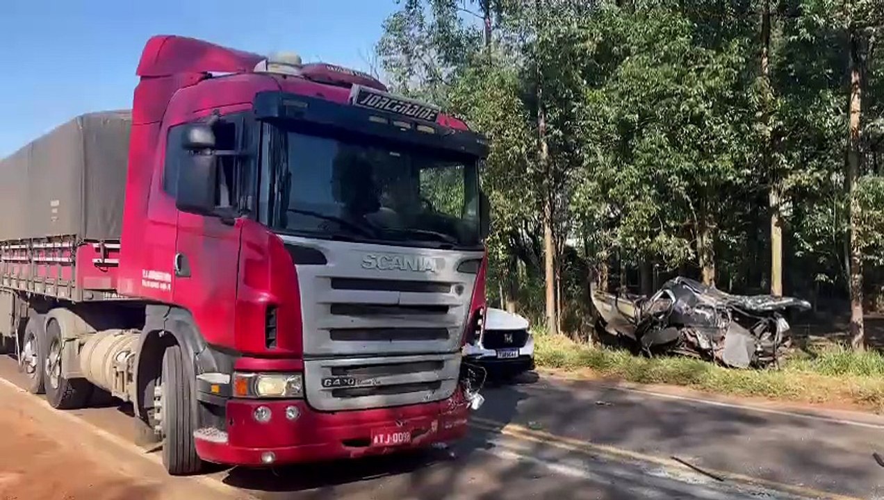 motorista sofre ferimentos após colisão contra carreta em Umuarama