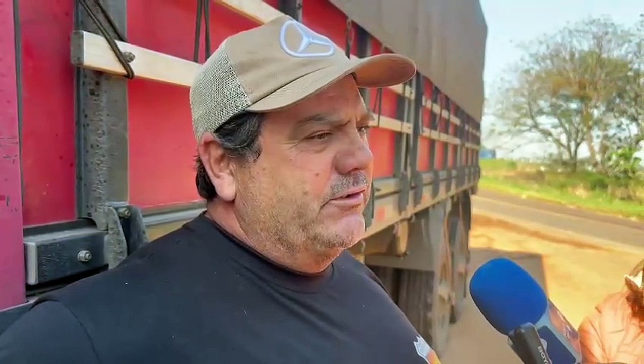 Vídeos: motorista sofre ferimentos após colisão contra carreta em Umuarama