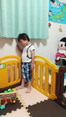 大はしゃぎハイテンションでおやつのクリをもらう3歳児男の子（発達障がい（知的障害）-自閉性スペクトラム症）