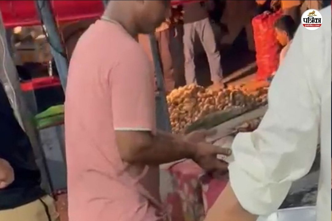 थूक लगाकर बना रहा था रोटी