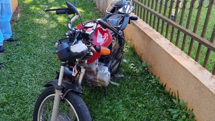 Forte colisão entre carro e moto no Coqueiral deixa vítima com lesão grave