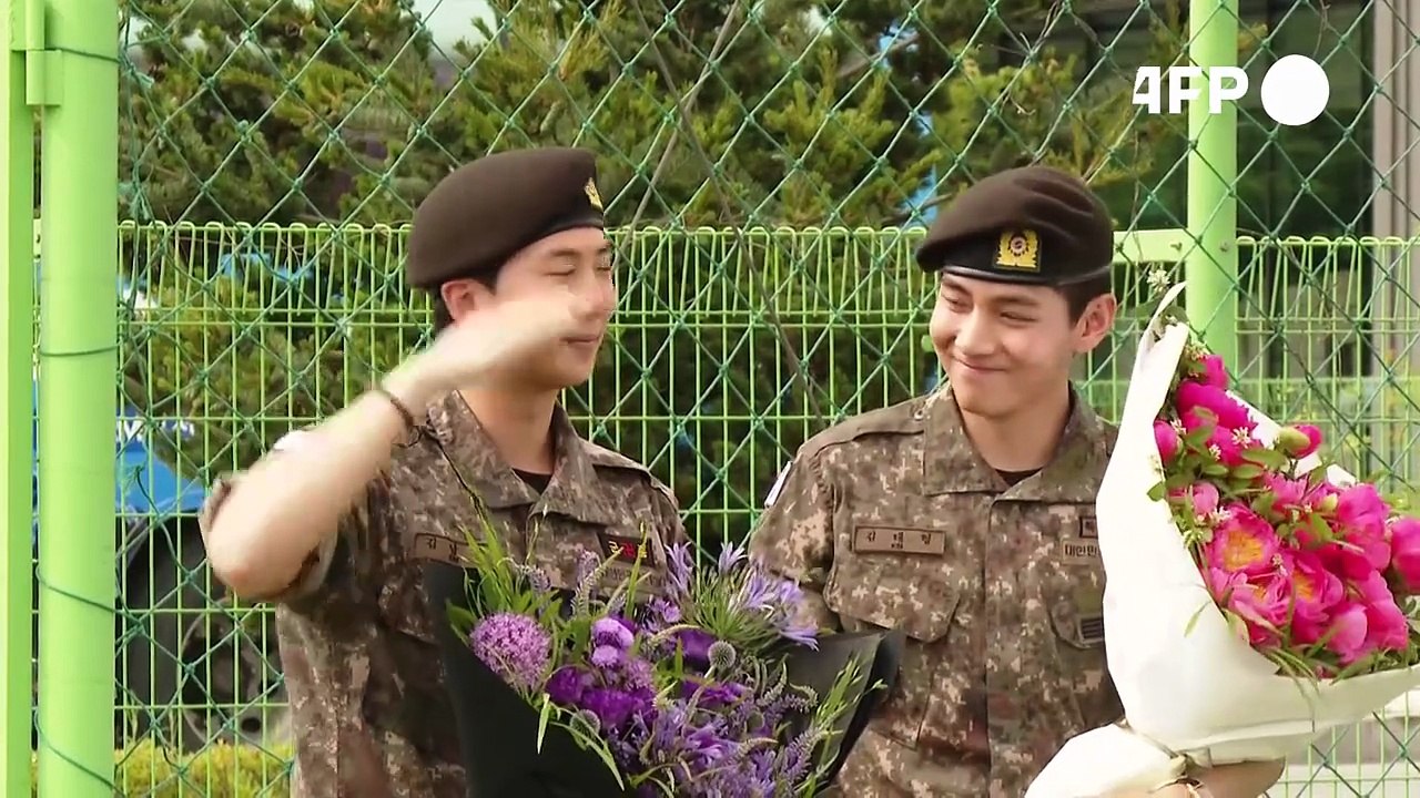 Dos megaestrellas de BTS concluyen el servicio militar en Corea del Sur