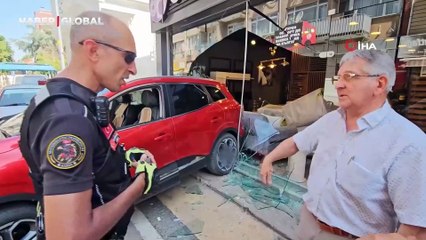 Otomobil mobilya mağazasına daldı, facia ucuz atlatıldı