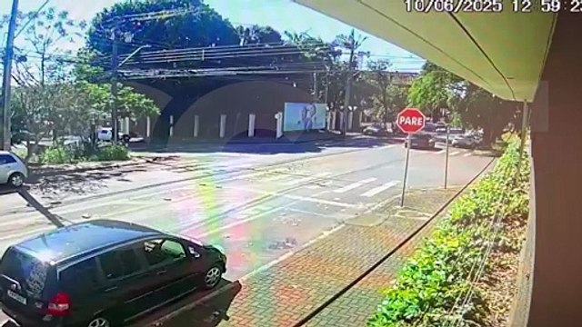 Câmera de segurança flagra momento em que Honda Civic avança preferencial e causa acidente em Cascavel