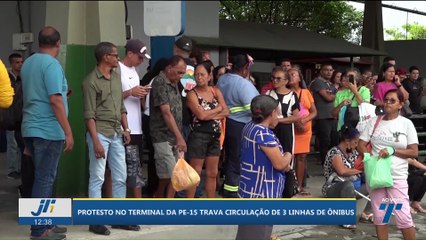 Protesto no Terminal da PE-15 trava circulação de 3 linhas de ônibus